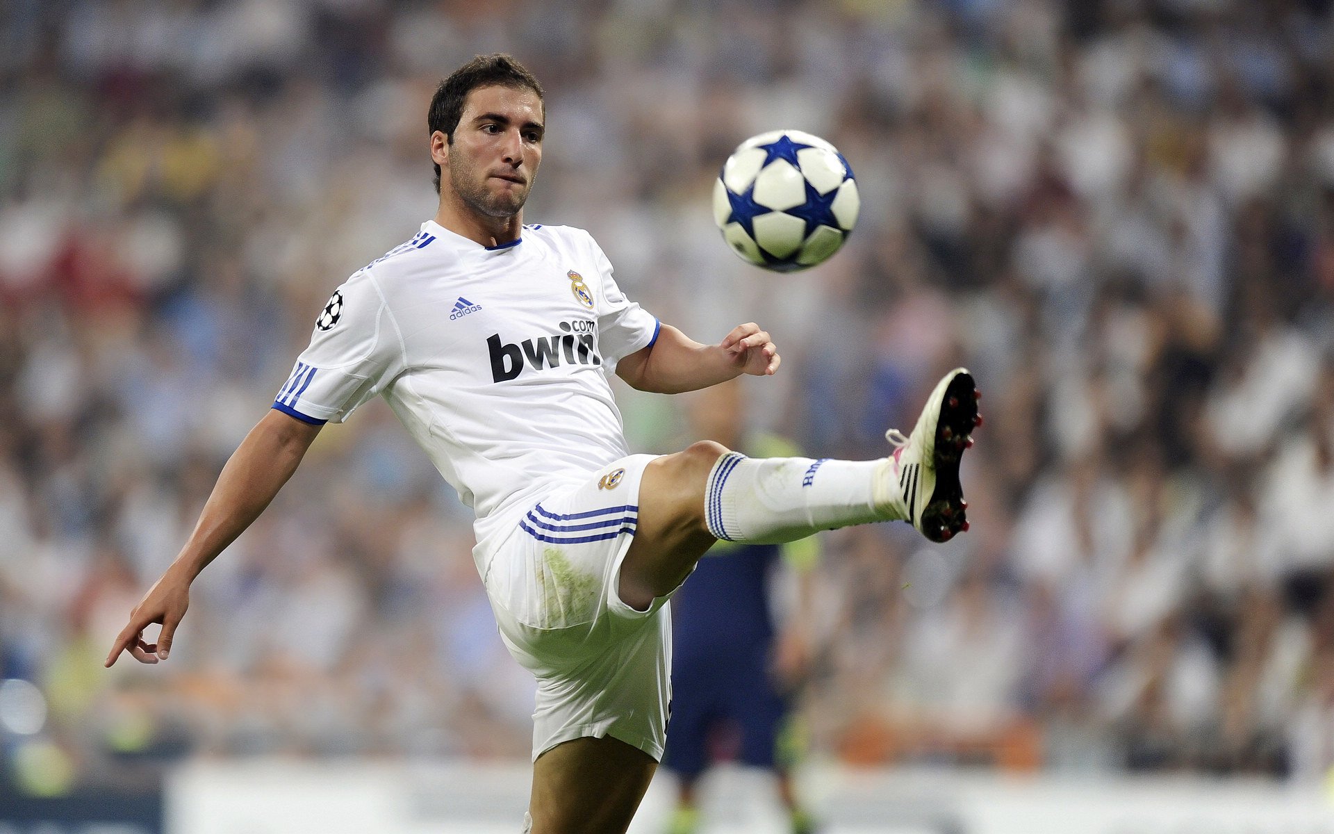 乐鱼app官方下载-曼城继续在欧冠小组赛中展示统治力，经历心碎一周后 曼城需要在今夜的欧冠力挽狂澜