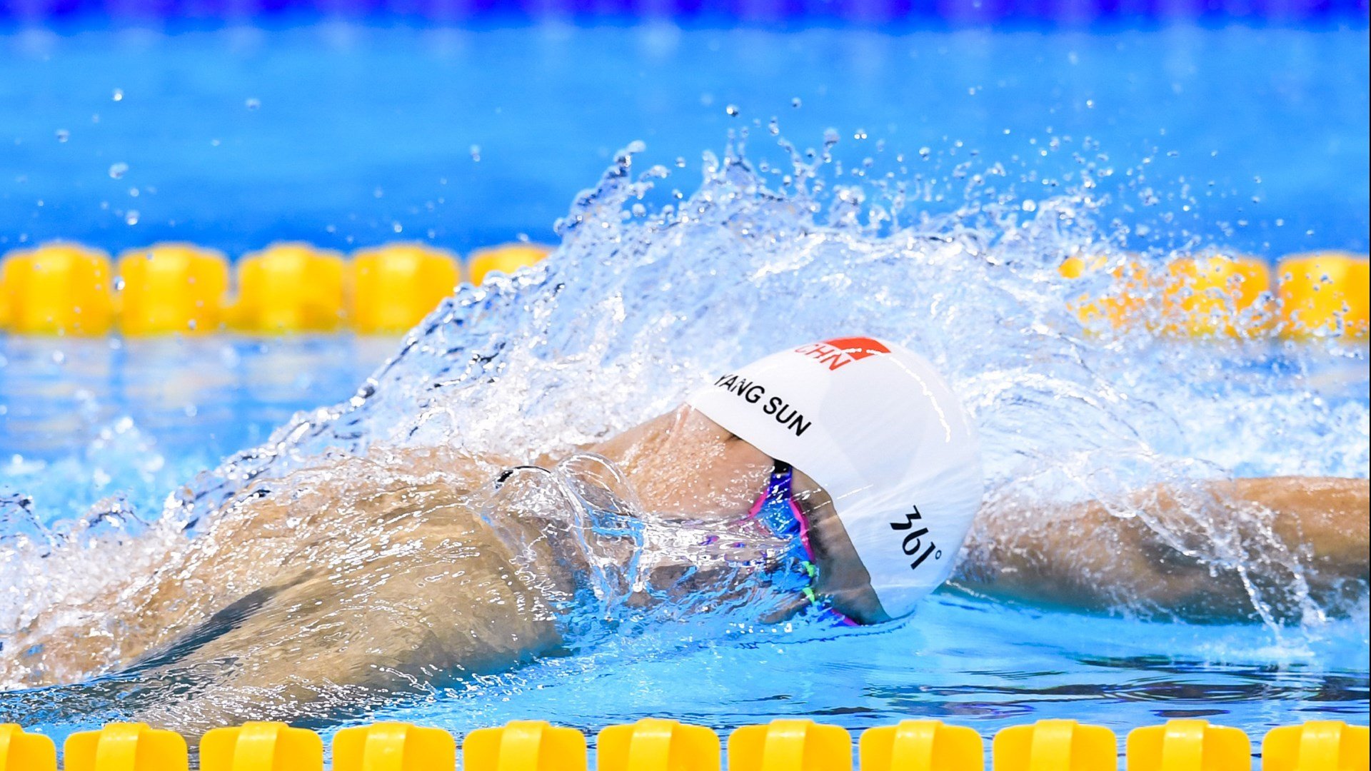 球迷涌现创意横幅为球队鼓劲成网络话题，球队宣传词